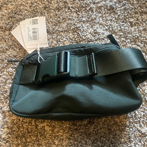 NWT lululemon athletica Everywhere Belt Bag - Picture 2 of 2